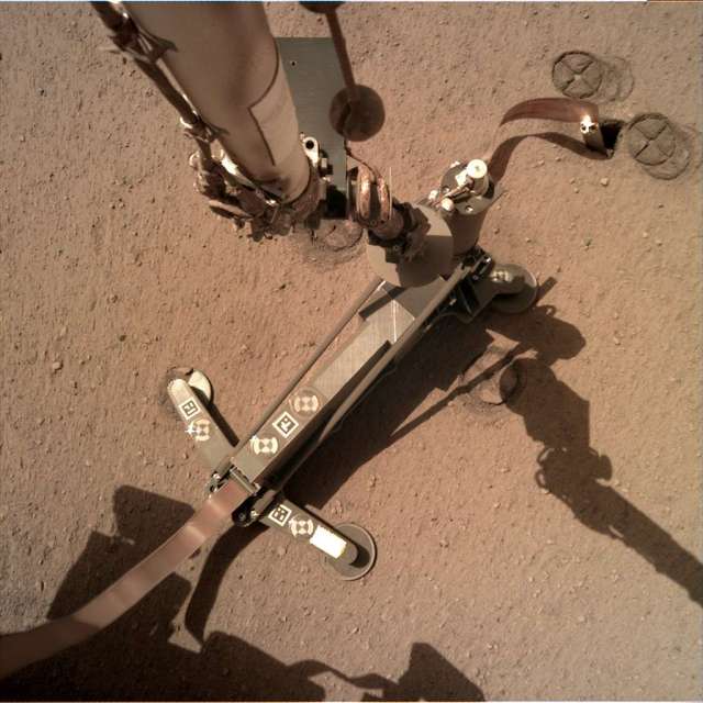 InSight ,, la taupe est ressortie de son trou creusé dans le sol de Mars 1